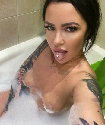Фото, на которых я сияю от желания, ждут тебя! 📷💋
У меня есть стильные апартаменты в Москве, где мы можем встретиться. Здесь мы сможем погрузиться в мир страсти и наслаждения. Моя чувственная массажная техника сведет тебя с ума, а оральный секс приведет тебя к экстазу. Будь уверен, ты будешь доволен каждой минутой, проведенной со мной.
Мои клиенты отмечают мою непревзойденную красоту и профессионализм. Они говорят, что я умею быть страстной и нежной одновременно. Я всегда рада услышать о твоих фантазиях и пожеланиях, чтобы сделать наше свидание особенным для нас обоих.
Не упусти возможность познакомиться со мной и испытать настоящий шик, страсть и нежность в Москве. Сделай шаг к райскому наслаждению и приходи ко мне! 💫🌹 Уляна